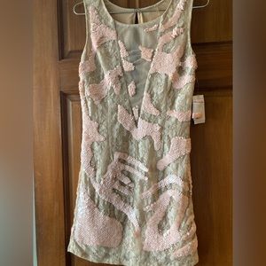 SLVISS LACE DREES W SEQIIN AND PINK XS